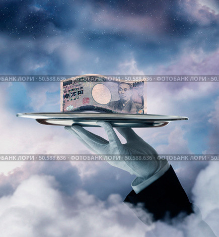 Butler’s hand holding Yen on silver platter. 24316767. Стоковое фото, агентство Ingram Publishing / Фотобанк Лори
