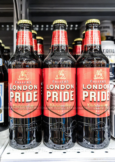 Бутылочное алкогольное пиво London Pride на полке в супермаркете. Редакционное фото, фотограф FotograFF / Фотобанк Лори