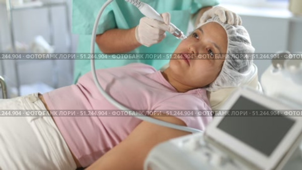 By employing Hydrogen Oxygen Hydrating attachment, cosmetic doctor provides client with innovative and effective method to preserve natural beauty and freshness of her face. Стоковое видео, видеограф Яков Филимонов / Фотобанк Лори