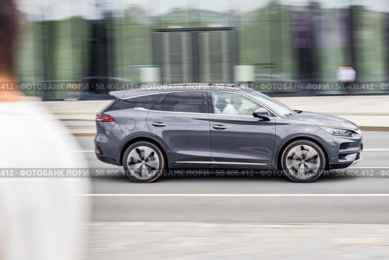BYD Tang DM car driving in city with motion blur, view from the side. Редакционное фото, фотограф Константин Григорьев / Фотобанк Лори