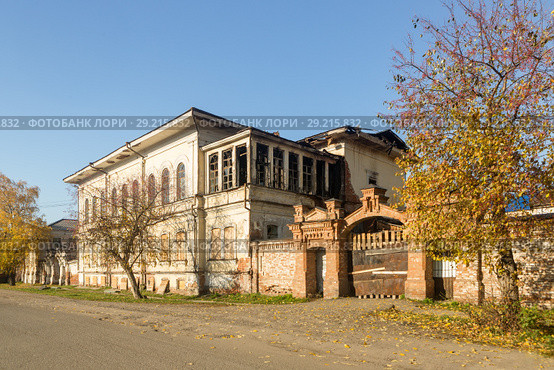 Бывшая усадьба купца Кытманова, постройка конца 19 века, после пожара. Город Енисейск (2018 год). Стоковое фото, фотограф Владимир Пойлов / Фотобанк Лори