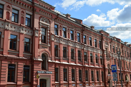 Бывший доходный дом В. К. Тишенинова. Улица Арбат, 6/2. Город Москва (2019 год). Редакционное фото, фотограф lana1501 / Фотобанк Лори