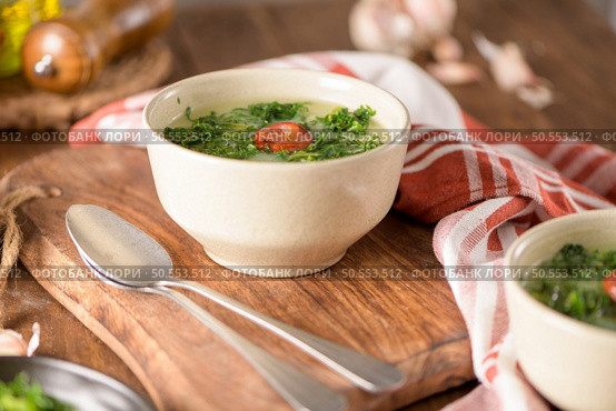 Caldo verde popular soup in Portuguese cuisine. traditional ingredients for caldo verde are potatoes, collard greens , olive oil and salt. Additionally garlic or onion may be added. Стоковое фото, агентство Ingram Publishing / Фотобанк Лори