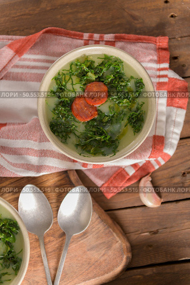 Caldo verde popular soup in Portuguese cuisine. traditional ingredients for caldo verde are potatoes, collard greens , olive oil and salt. Additionally garlic or onion may be added. Стоковое фото, агентство Ingram Publishing / Фотобанк Лори