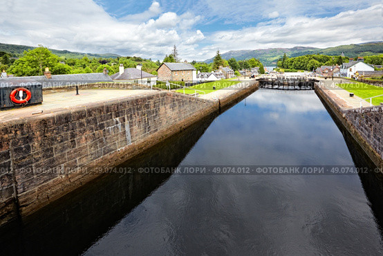 Caledonian Canal at Fort Augustus , Scotland. Стоковое фото, агентство Ingram Publishing / Фотобанк Лори