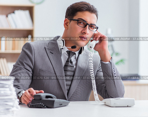 Call center operator talking on the phone. Стоковое фото, фотограф Elnur / Фотобанк Лори