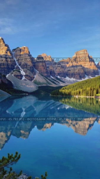 Camera panning showing breathtaking lake moraine landscape. Стоковое видео, видеограф Данил Руденко / Фотобанк Лори