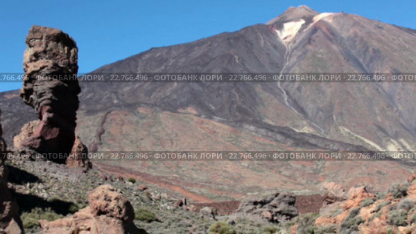 Camera view of the Roque Cinchado a unique rock formation and emblematic of the island of Tenerife. Roques Garcia, Canary Islands, Spain (2016 год). Редакционное видео, видеограф Кекяляйнен Андрей / Фотобанк Лори