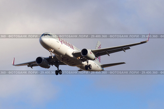 Cамолет Airbus A320-232 (A7-AHQ) авиакомпании Qatar Airways на глиссаде перед посадкой в аэропорту Пулково (2018 год). Редакционное фото, фотограф Виктор Карасев / Фотобанк Лори