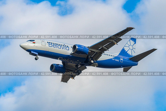 Cамолет Boeing 737-300 (EW-366PA) авиакомпании "Белавиа" на глиссаде в облачном небе (2018 год). Редакционное фото, фотограф Виктор Карасев / Фотобанк Лори