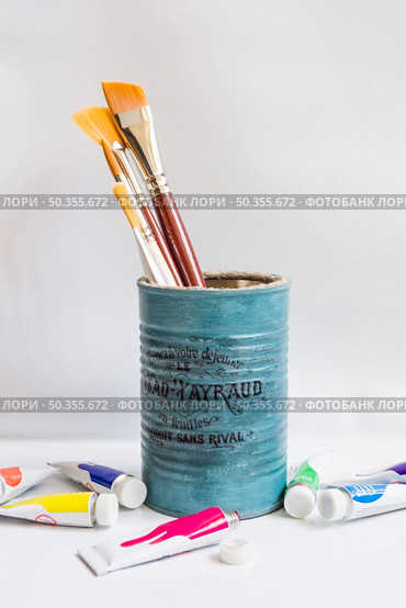 can with paintbrushes white. Стоковое фото, агентство Ingram Publishing / Фотобанк Лори