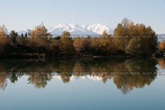 Caniou and autumnal colour reflected in a still lake. Стоковое фото, агентство Ingram Publishing / Фотобанк Лори