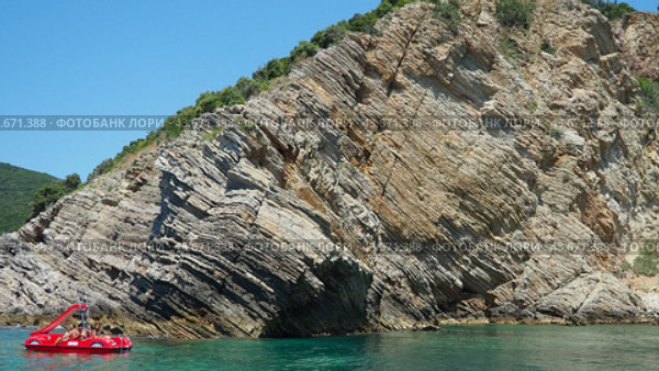Canj Montenegro 07.21.24 Flysch is a series of marine sedimentary rocks that are predominantly clastic in origin and are characterized by the alternation of several lithological layers. Adriatic boats (2024 год). Редакционное видео, видеограф Юлия Петровская / Фотобанк Лори