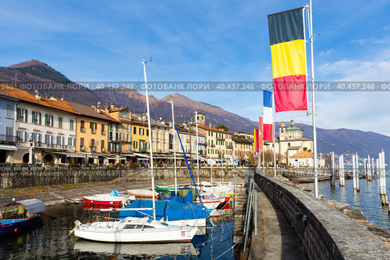 Cannobio waterfront along Lago Maggiore with boats in harbour on winter day (2022 год). Редакционное фото, фотограф Яков Филимонов / Фотобанк Лори