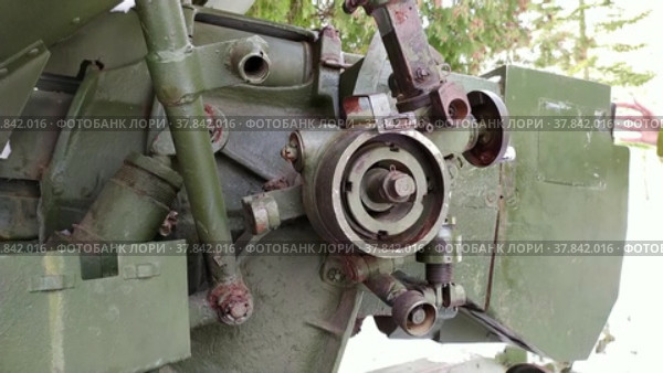 Cannon close-up. The teenager examines the details of the gun. The teenager's hand touches history. Military equipment. Rusty war equipment. Rodniki town, Russia, winter 2020. Редакционное видео, видеограф Лилия Фролова / Фотобанк Лори