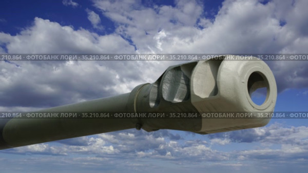 Cannon of modern battle tank against the moving clouds, Russia. Стоковое видео, видеограф Владимир Журавлев / Фотобанк Лори