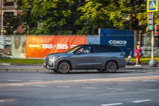 Car Chery Tiggo 9 moving on the street. Jaecoo J8 SUV vehicle driving along street in city with blurred background. Редакционное фото, фотограф Константин Григорьев / Фотобанк Лори