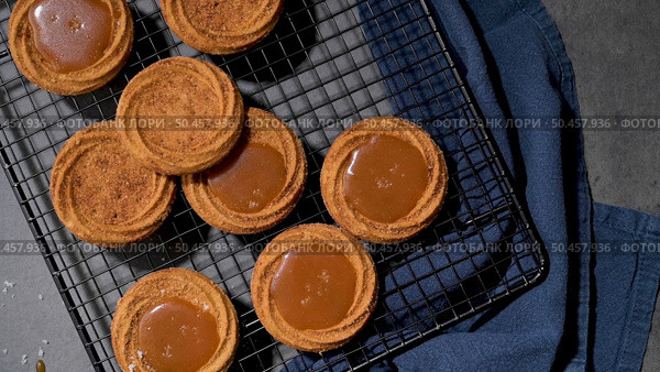 Caramel cookies flowing out of the oven, in the kitchen after baking. Стоковое фото, агентство Ingram Publishing / Фотобанк Лори
