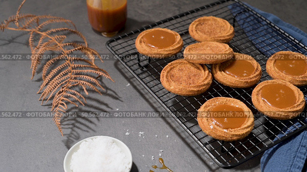 Caramel cookies flowing out of the oven, in the kitchen after baking. Стоковое фото, агентство Ingram Publishing / Фотобанк Лори