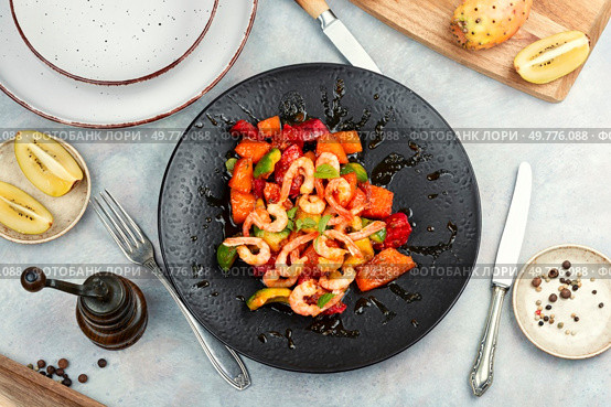 Caramelized shrimp with mango, cactus and avocado. American cuisine.. Salad with prawns and fruit. Стоковое фото, агентство Ingram Publishing / Фотобанк Лори
