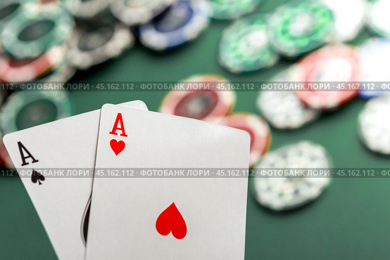 Cards and chips for poker on green table. Стоковое фото, фотограф Сергей Толмачёв / Фотобанк Лори