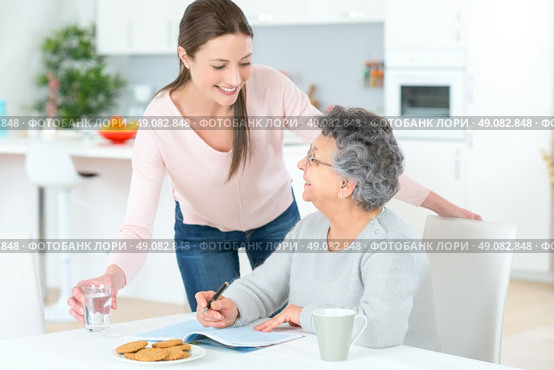 Carer helping woman at home. Стоковое фото, агентство Ingram Publishing / Фотобанк Лори