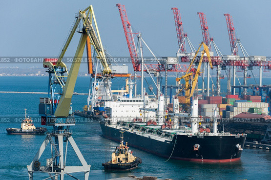 cargo ship and tug boat in port. Стоковое фото, агентство Ingram Publishing / Фотобанк Лори