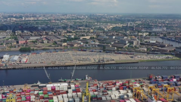 Cargo ships and container in harbor, St. Petersburg (2021 год). Стоковое видео, видеограф Михаил Коханчиков / Фотобанк Лори