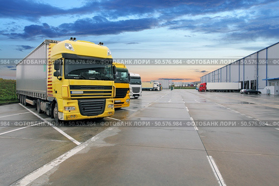 Cargo truck at warehouse building. Стоковое фото, агентство Ingram Publishing / Фотобанк Лори
