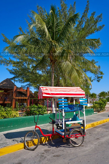 Caribbean tricycle shop bicycle of Mexico. Стоковое фото, агентство Ingram Publishing / Фотобанк Лори