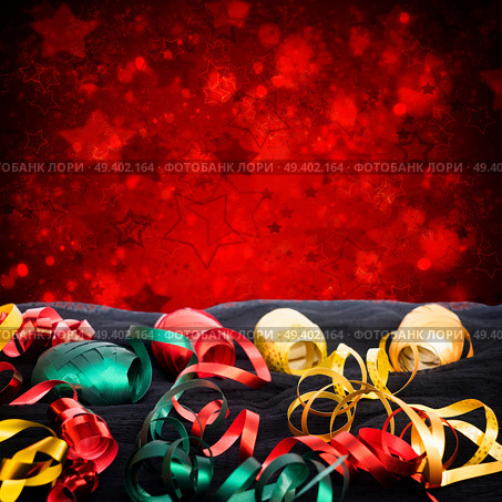 Carnaval festive decorations isolated borer over white background with copy space. Carnaval decorations on dark wooden background. Стоковое фото, агентство Ingram Publishing / Фотобанк Лори