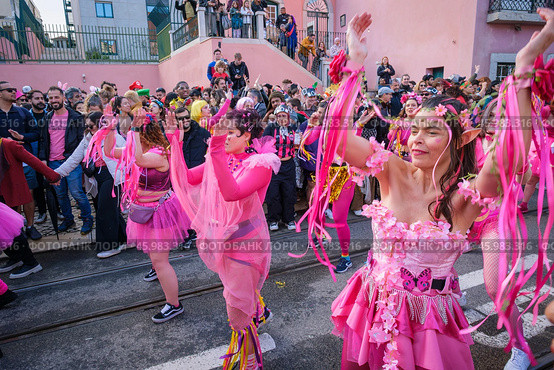 Carnival parade in streets of Lisbon by artistic collective Clandestine Colombina (2024 год). Редакционное фото, фотограф Дмитрий Рухленко / Фотобанк Лори