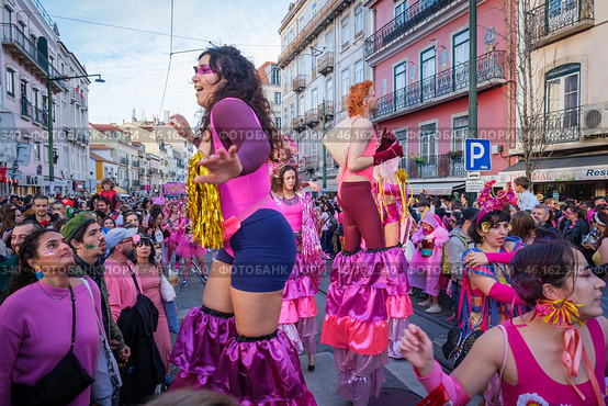 Carnival parade in streets of Lisbon by artistic collective Clandestine Colombina (2024 год). Редакционное фото, фотограф Дмитрий Рухленко / Фотобанк Лори
