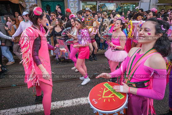 Carnival parade in streets of Lisbon by artistic collective Clandestine Colombina (2024 год). Редакционное фото, фотограф Дмитрий Рухленко / Фотобанк Лори