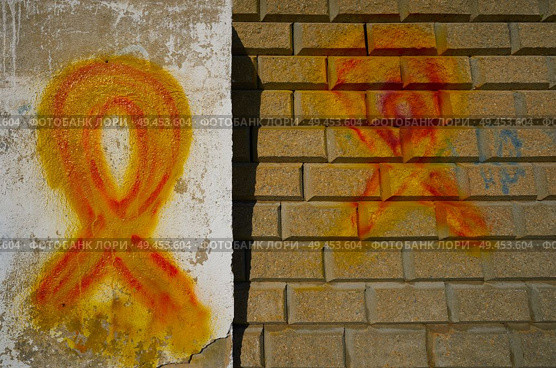 Catalonia yellow ribbon tie sign asking for freedom to politic prisioners. Стоковое фото, агентство Ingram Publishing / Фотобанк Лори