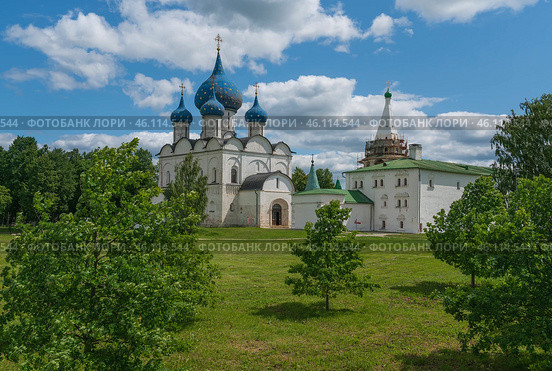 Cathedral of the Nativity of the Most Holy Theotokos (Bogoroditse-Rozhdestvensky Cathedral) and the Cathedral Bell Tower in the Suzdal Kremlin on a summer day, Vladimir region, Russia. Стоковое фото, фотограф Ula Ulachka / Фотобанк Лори