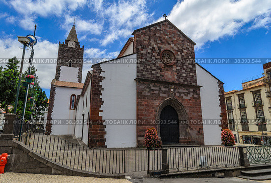 Catholic cathedral city Funchnal (2012 год). Редакционное фото, фотограф Михаил Аккуратoв / Фотобанк Лори