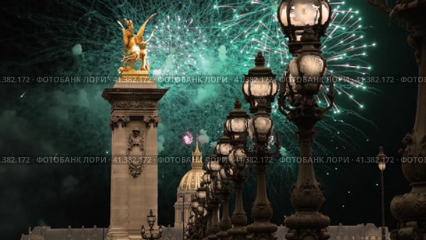 Celebratory colorful fireworks over the Lamp posts on Alexander III Bridge ( 4K, time lapse, with zoom). Paris, France. This arch bridge is one of the most beautiful river crossings in the world (2023 год). Стоковое видео, видеограф Владимир Журавлев / Фотобанк Лори