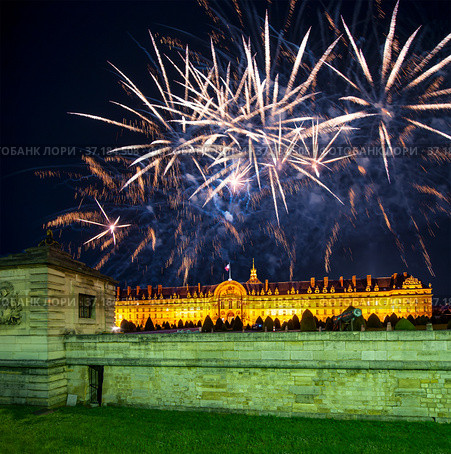 Celebratory colorful fireworks over the Les Invalides (The National Residence of the Invalids) at night. Paris, France (2014 год). Стоковое фото, фотограф Владимир Журавлев / Фотобанк Лори
