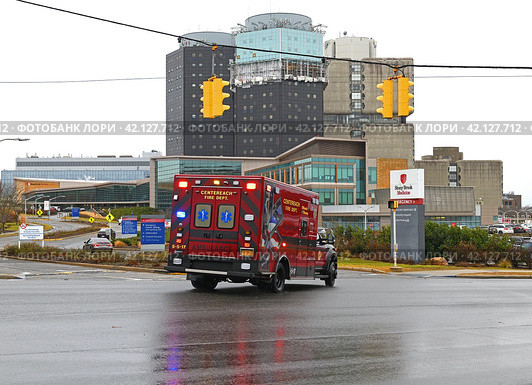 Centereach Fire Department Ambulance truck rushes to take patients to Stony Brook University Hospital (SBUH) in winter, New York (2023 год). Редакционное фото, фотограф Валерия Попова / Фотобанк Лори