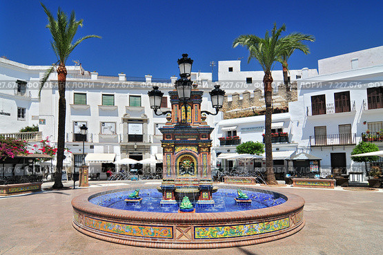 Ceramic tile water feature in the Plaza de Espana, Vejer de la Frontera, Costa de la Luz, Province of Cadiz, Andalusia. Стоковое фото, агентство BE&W Photo / Фотобанк Лори