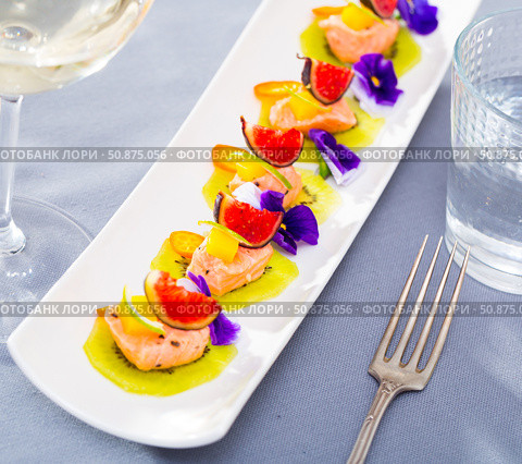 Ceviche of pickled salmon on kiwi with figs, cumquat. Стоковое фото, фотограф Яков Филимонов / Фотобанк Лори