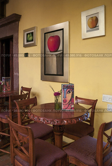 Chairs and tables in cafe, Belmond Casa de Sierra Nevada, San Miguel de Allende, Guanajuato, Mexico. Стоковое фото, агентство Ingram Publishing / Фотобанк Лори