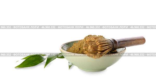 Чаша с натуральным порошком ходжича и чеканом на белом фоне. Стоковое фото, фотограф Pixel_shot / Фотобанк Лори