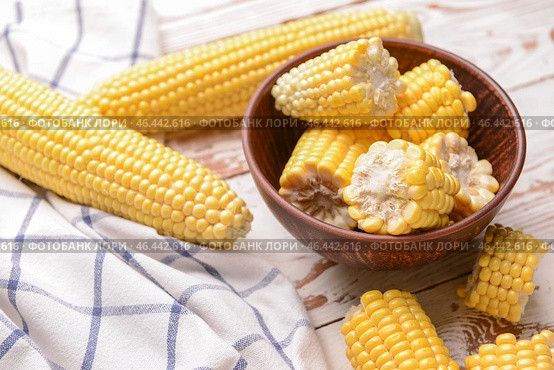 Чаша с сырой вырезать кукурузные початки на деревянном фоне. Стоковое фото, фотограф Pixel_shot / Фотобанк Лори
