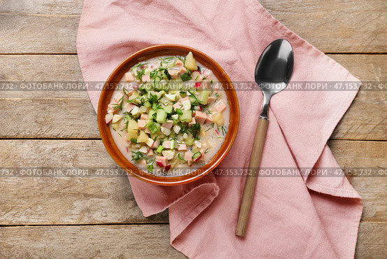 Чаша с вкусной окрошкой на деревянном фоне. Стоковое фото, фотограф Pixel_shot / Фотобанк Лори