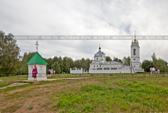 Часовенный столп и Казанская церковь. Село Константиново, Рязанская область (2022 год). Редакционное фото, фотограф Сергей Афанасьев / Фотобанк Лори
