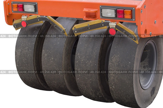 Часть пневмошинного катка  на белом фоне. Part of a heavy Vibration roller compactor for road repairing  on white background. Стоковое фото, фотограф Татьяна Д / Фотобанк Лори