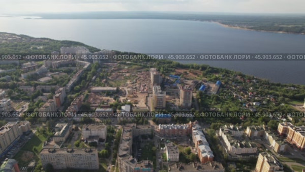 Чебоксары - строительство жилых зданий и река Волга (аэросъемка 2022 года) Стоковое видео, видеограф Владислав Самошкин / Фотобанк Лори