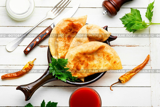 Chebureks, fried crescent-shaped cakes with meat filling. Crimean Tatar cuisine. Delicious appetizing, chebureks. Стоковое фото, агентство Ingram Publishing / Фотобанк Лори